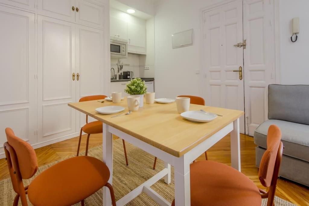 Petite E Chic Loft Para 3 En El Corazon De Madrid Luaran gambar